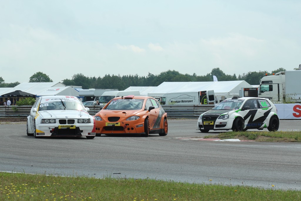 Thue Henriksen (68), Tino Vang Jørgensen (22) og Brian Johannesen (66) havde en fantastisk kamp i heat 2, hvor Henriksen var på regndæk, mens de to sidstnævnte begge var på slicks
(Foto: JJ Media)